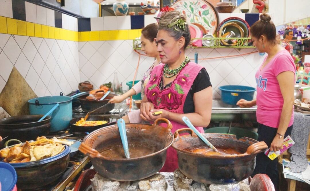 Beatriz Vásquez atiende su comedor fundado hace 80 años en el mercado Morelos, relata que su admiración hacia la pintora surgió cuando sus comensales le dijeron que se parecía a la artista, por lo que decidió conocer su trayectoria. (EDWIN HERNÁNDEZ. EL )