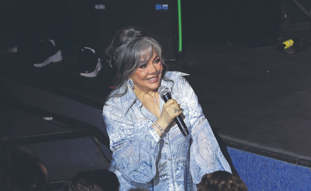 La actriz Verónica Castro, en su calidad de madrina de los graduados, entre
los que se encontraba su hijo Cristian, les dedicó un mensaje alentador. Foto: Fernanda Rojas/ EL UNIVERSAL