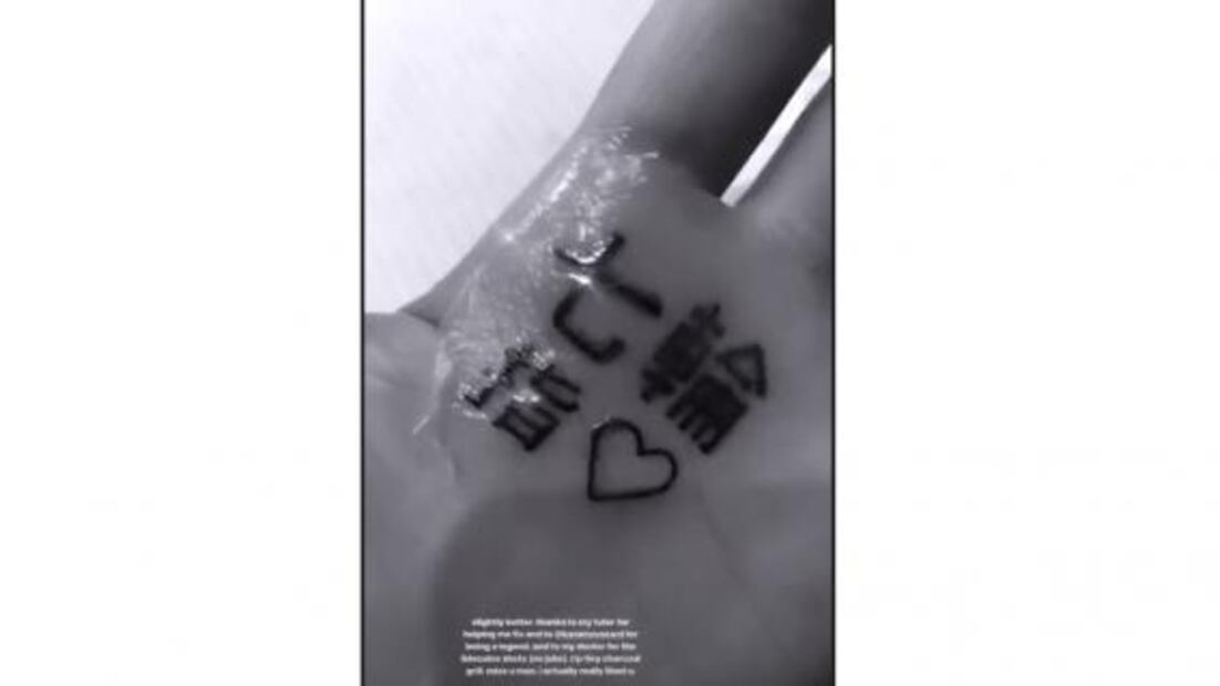 Ariana Grande presume tatuaje y la alertan de error ortográfico