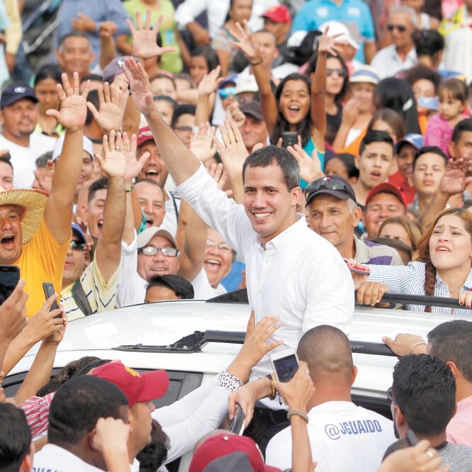 Apoyo. El líder opositor Juan Guaidó, ayer en el estado de Lara. LEONARDO FERNÁNDEZ. AP