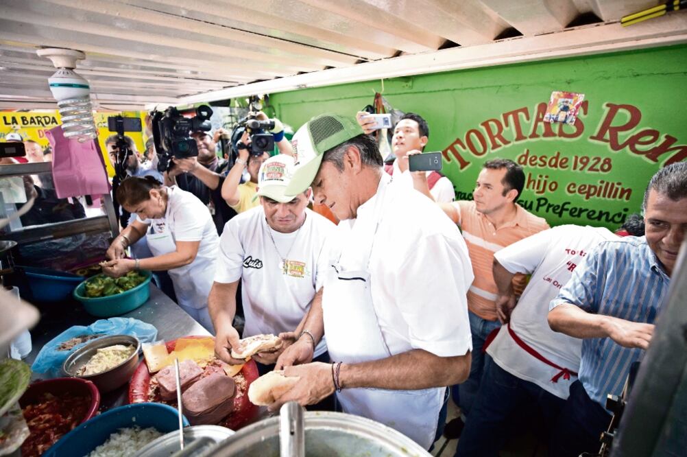 El candidato independiente a la Presidencia, Jaime Rodríguez Calderón El Bronco, visitó las Tortas de la Barda, negocio fundado en 1926, donde los tampiqueños acostumbran almorzar (CORTESÍA)