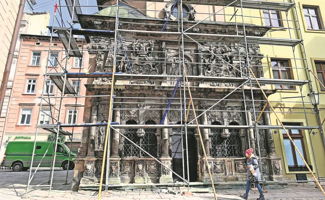 Hace dos semanas fue protegida la capilla de Boim, en el centro de Leópolis, patrimonio mundial de la UNESCO, ante posibles ataques rusos. Foto: Olha KOsova/ EFE. 