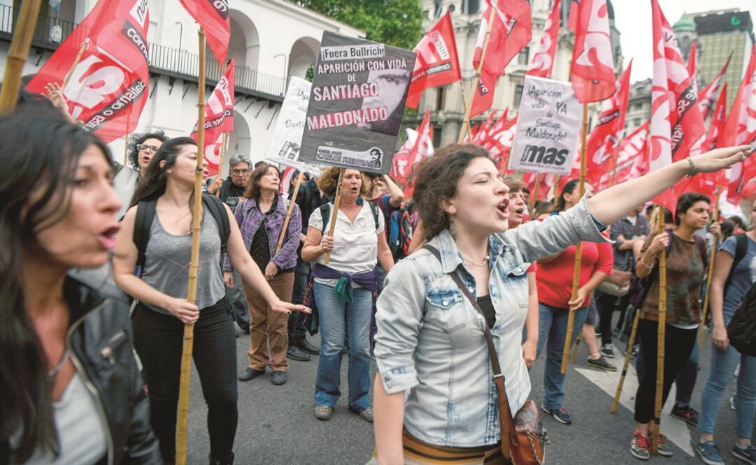 Manifestantes participaron ayer en una protesta en la Plaza de Mayo, en Buenos Aires, para exigir se esclarezca el caso del activista Santiago Maldonado. (EITAN ABRAMOVICH. AFP)