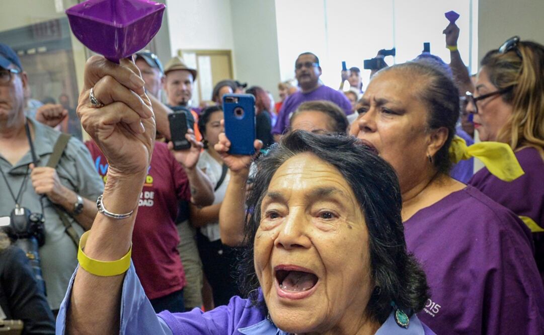 La también activista por los derechos civiles, y quien junto a César Chávez fundó el sindicato Trabajadores Agrícolas Unidos (UFW, en inglés), será parte de los actos de campaña de Kamala Harris en Phoenix, Arizona. Foto: AP