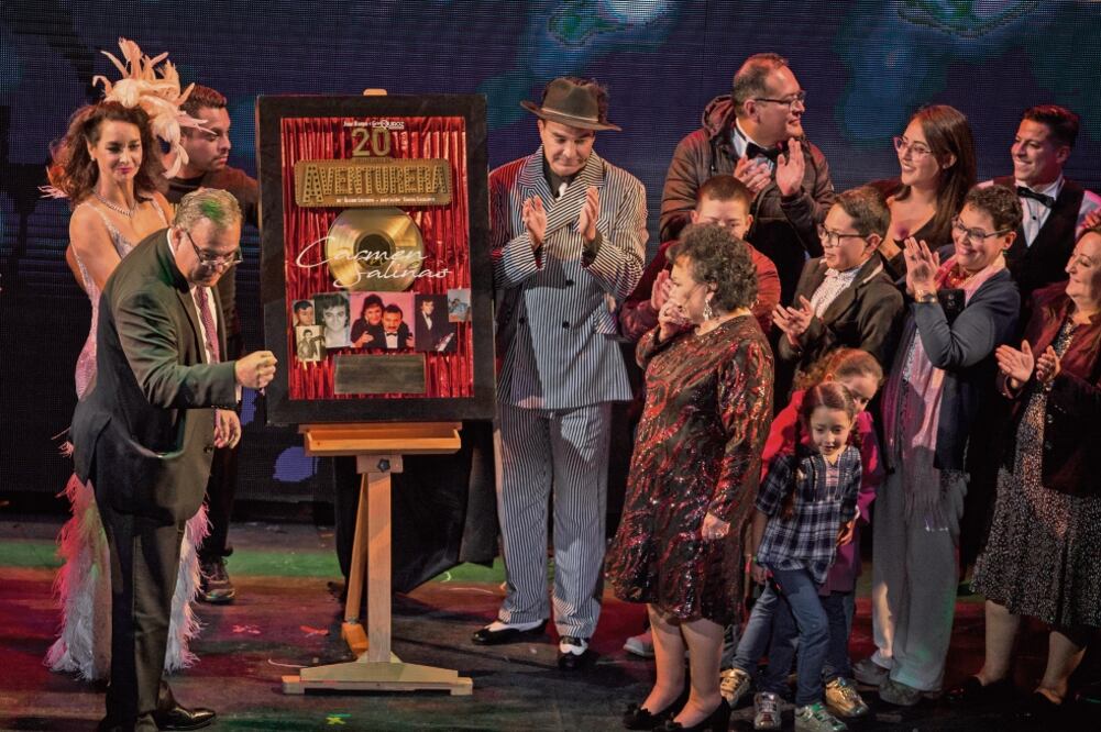 Salinas recibió el homenaje en compañía de familia (CAMILA MATA. EL UNIVERSAL)