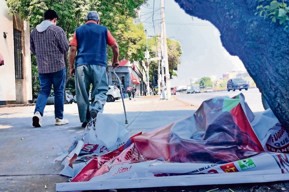 El retiro de propaganda es una de las denuncias por las que la fiscalía capitalina ha iniciado investigaciones en este proceso electoral. Archivo El Universal