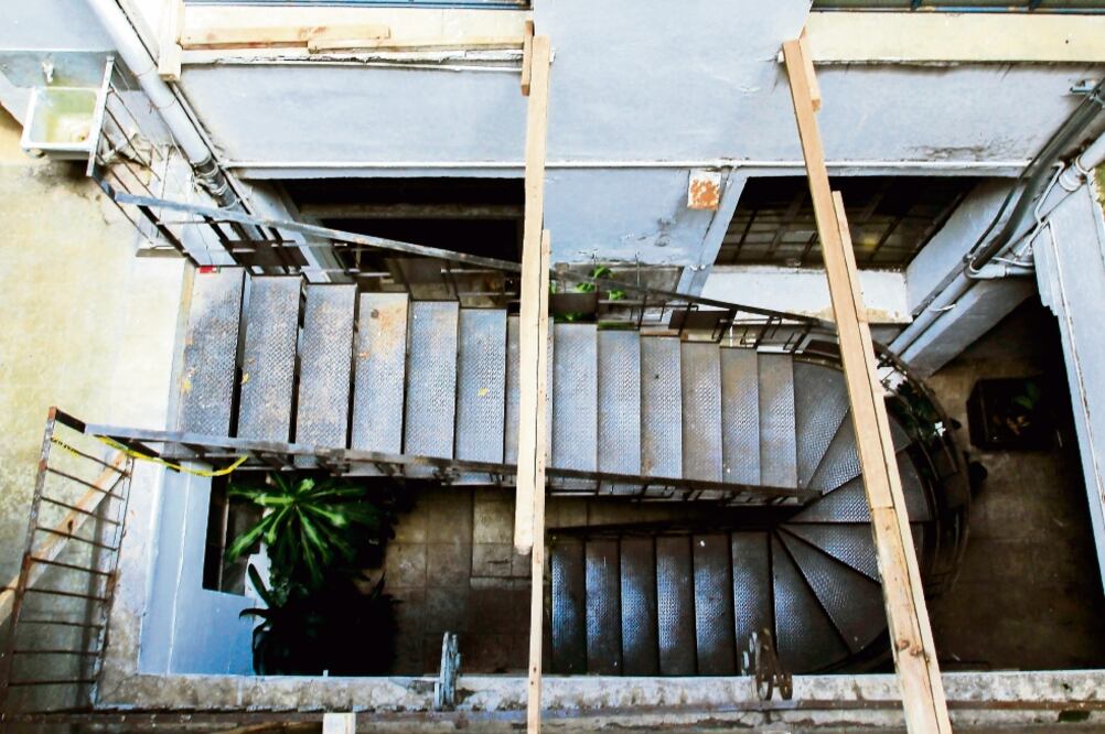 Estructuras instaladas en el edificio anexo de la Academia de San Carlos, inmueble protegido por el INAH, que forma parte del Centro Histórico (NADYA MURILLO. EL UNVIERSAL)