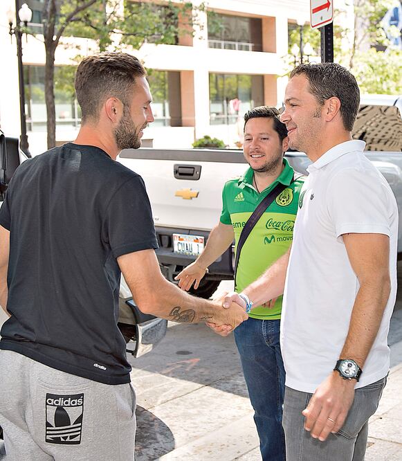 Miguel Layún fue recibido por Santiago Baños (derecha) a su llegada al hotel de concentración en Dallas (IMAGO7)
