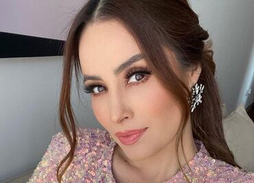 El look de Cynthia Rodríguez con minifalda y camisa crop