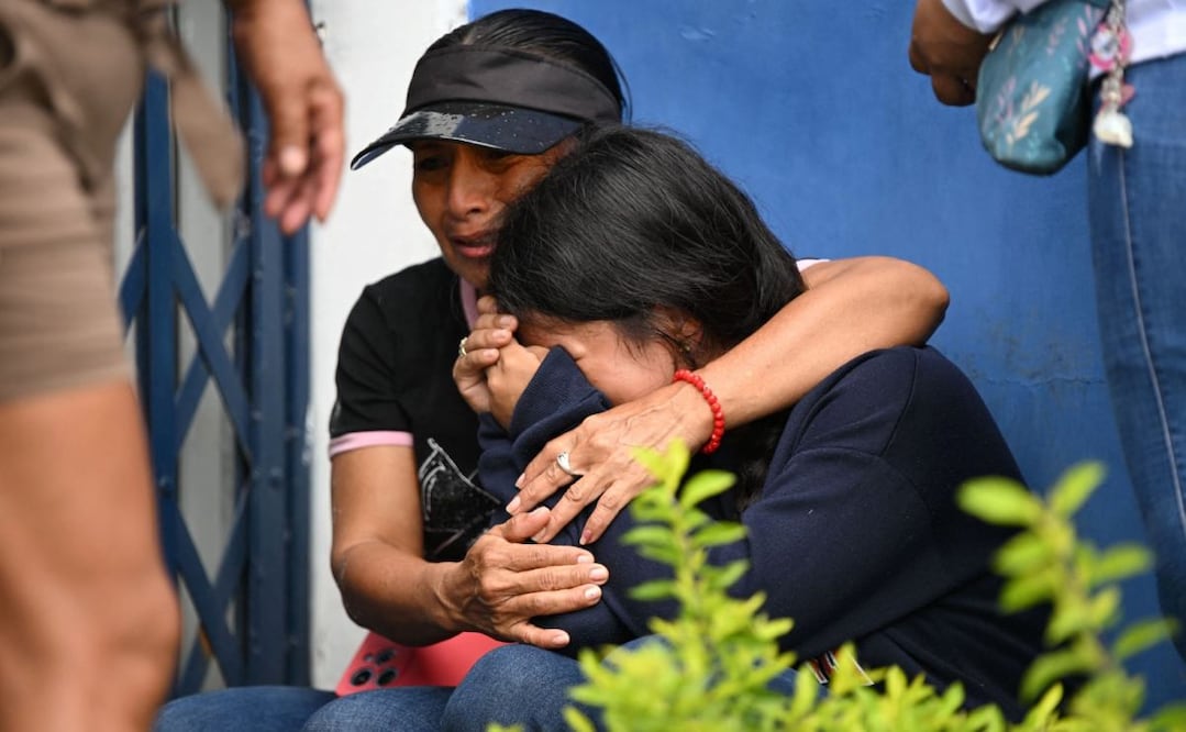 Familiares de pescadores ecuatorianos reunidos frente a la Capitanía del Puerto de la ciudad de Manta. Foto: AFP (03/09/26)
