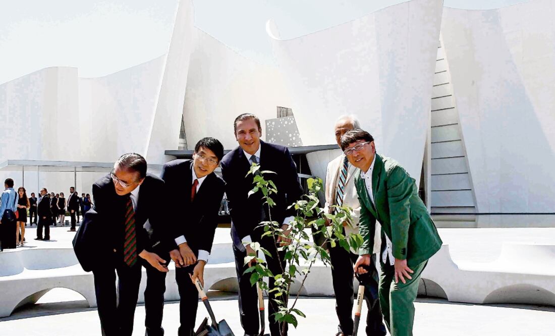 El gobernador Rafael Moreno Valle (al centro), el arquitecto Toyo Ito (verde) y autoridades japonesas plantaron tres árboles de cerezos fuera del recinto (Especial)