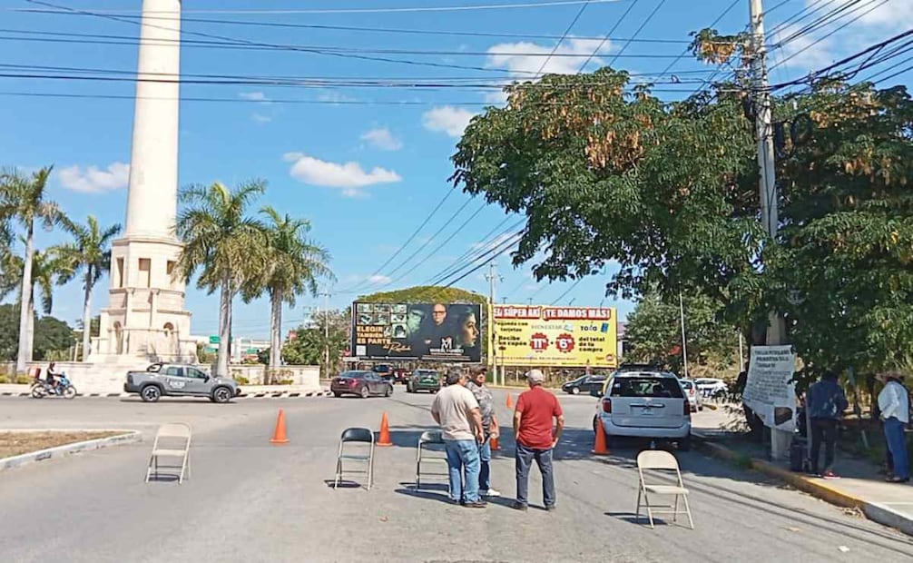 Jubilados de Pemex bloquean por falta de atención médica a uno de sus compañeros  (10/02/2026). Foto: Especial