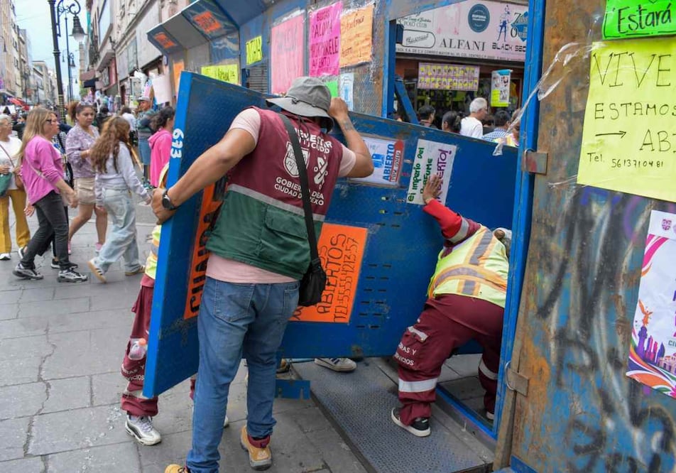 Liberan calles del Centro Histórico de vallas metálicas; permanecerán en el Zócalo. Foto: Luis Camacho / EL UNIVERSAL