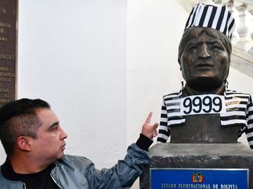 Diputado viste de reo al busto de Evo Morales en la Asamblea Legislativa de Bolivia; exmandatario "tiene sus días contados", dice