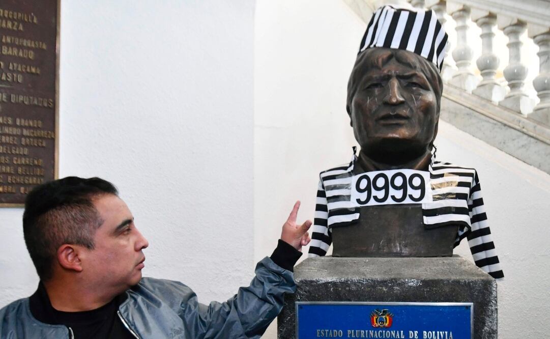 El diputado opositor de Comunidad Ciudadana Alberto Astorga viste de reo a la estatua del expresidente Evo Morales este miércoles, en la Asamblea Legislativa de Bolivia, en La Paz (Bolivia). Astorga colocó a la figura de Morales una chaqueta con rayas blancas y negras, que popularmente representa a los detenidos, con el número "9999" y un gorro con los mismos colores. Foto: EFE
