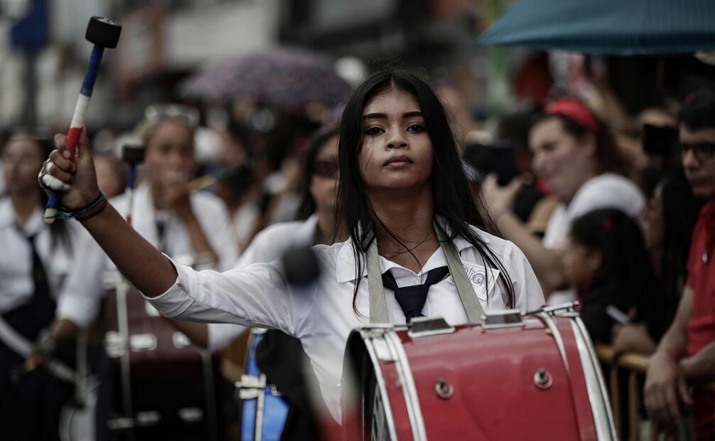 Integrantes de una banda marcial de estudiantes participan en un desfile por la celebración de los 202 años de la independencia de Costa Rica de la Corona española, en una calle de San José. Foto: EFE