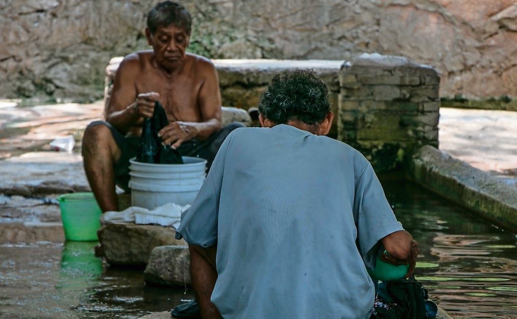 Durante el día y la noche, los pobladores lavan su ropa y conviven en este yacimiento de aguas termales. Foto: Juana García / EL UNIVERSAL