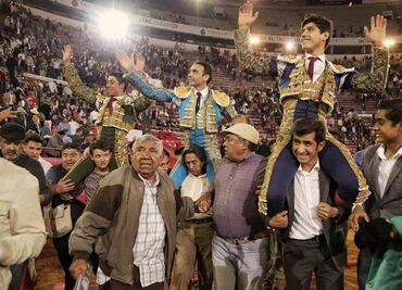 Se cortan seis orejas en corrida de aniversario en La Plaza México