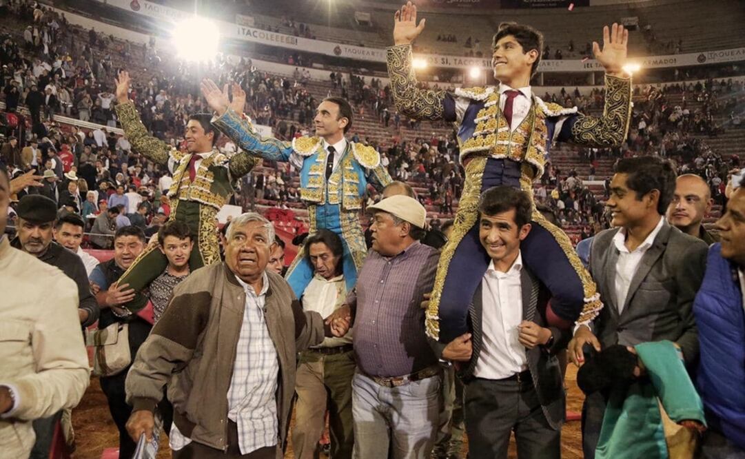 Enrique Ponce, Sergio Flores y Luis David Adame fueron ovacionados al terminar la corrida en la Plaza México. FOTO TOMADA DE FACEBOOK @LaPlazaMexico