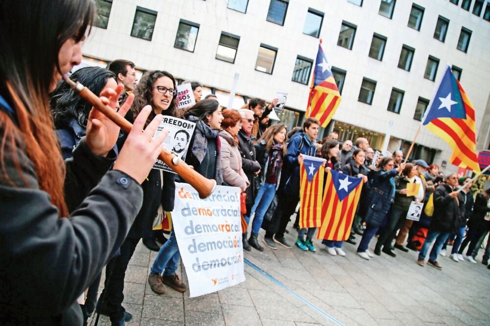 Varias personas protestaron ayer en Colonia, Alemania, tras la detención del ex presidente catalán Carles Puigdemont, quien fue ingresado en la cárcel de Neumünster. Foto: THOMAS BANNEYER. EFE