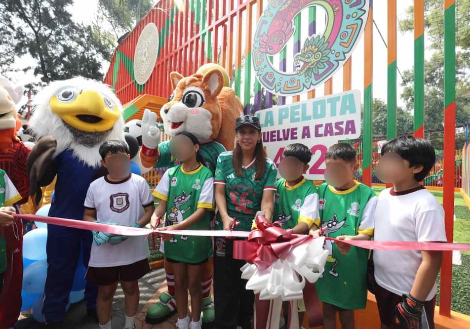 La alcaldesa de Venustiano Carranza, Evelyn Parra Álvarez, rehabilitó y entregó 26 canchas de fútbol. Foto: Especial
