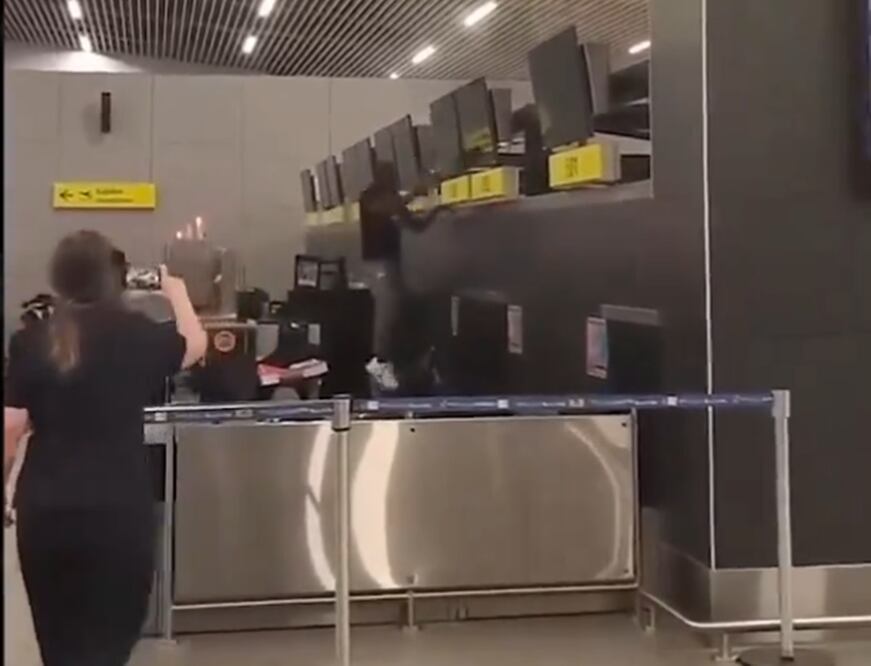 El acusado sacó un martillo de su maleta y comenzó a destruir las instalaciones del Aeropuerto Internacional de Santiago. Foto: tomada de video