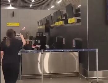 VIDEO: Pasajero rompe pantalla en aeropuerto de Chile; denuncia haber sido víctima de fraude