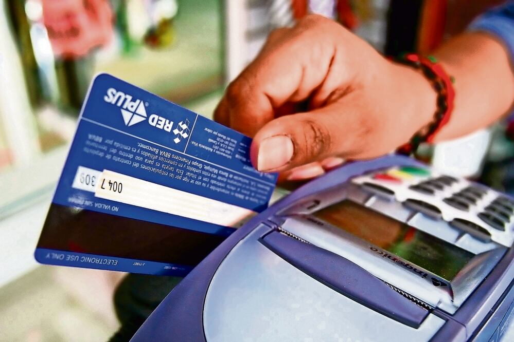 Pese al entorno de crédito más costoso, no se ha detenido la colocación de tarjetas, según las cifras reportadas por la Comisión Nacional Bancaria y de Valores al cierre de julio. Foto: Archivo / EL UNIVERSAL