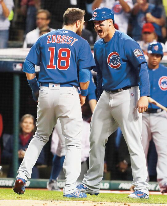 Anthony Rizzo (der.) y Ben Zobrist fueron de los que consiguieron carreras en el duelo de anoche (DAVID MAXWELL. EFE)