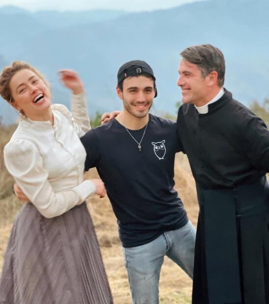 Amber Heard y Bernardo Triana en el rodaje de “In the fire”. Foto: Instagram @bernardotriana