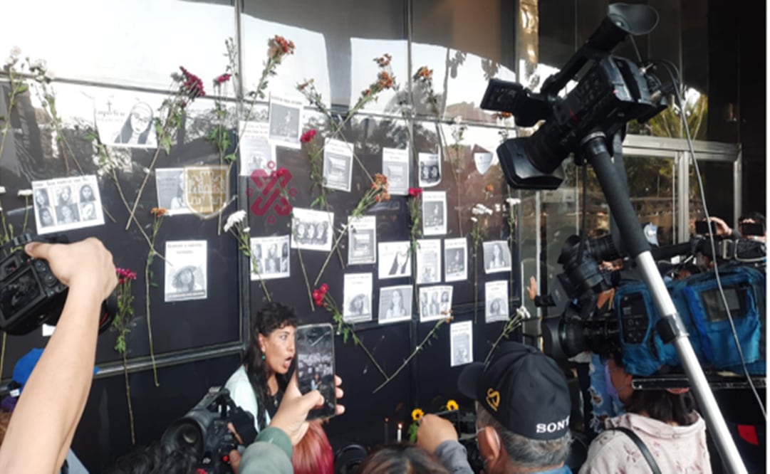 En la Ciudad de México, diversas colectivas feministas se reunieron en la Glorieta de Insurgentes para manifestarse por las víctimas de feminicidio en México. Foto: tomada de Twitter @OVIALCDMX