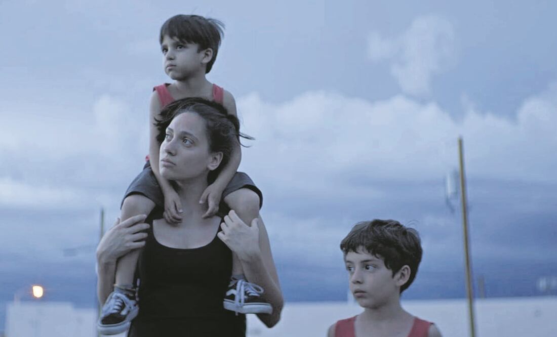 En Los Lobos el realizador narró la historia de dos niños, de ocho y cinco años, que viajan con su madre de México a Albuquerque en busca de una mejor vida; el mexicano dijo que la historia está inspirada en su propia madre.