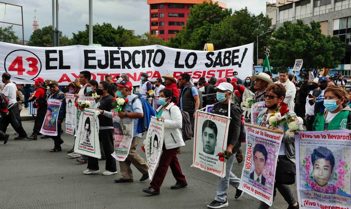 Madres y padres de los 43 estudiantes desaparecidos de la normal de Ayotzinapa, marchan en Iguala, Guerrero.  Foto: archivo/EL UNIVERSAL
