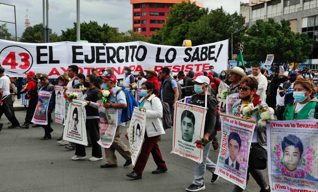 Madres y padres de los 43 estudiantes desaparecidos de la normal de Ayotzinapa, marchan en Iguala, Guerrero. Foto: archivo/EL UNIVERSAL