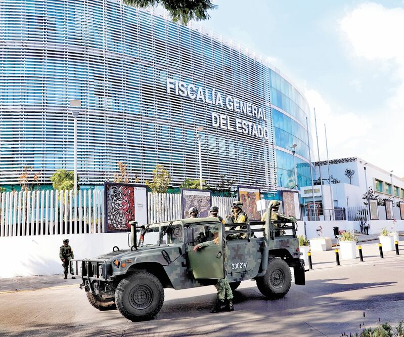 Refuerzan seguridad. Soldados vigilan las instalaciones de la fiscalía de Puebla, a donde fue trasladado Óscar “N”, tras su captura en calles de Apizaco. Foto: OMAR CONTRERAS. EL UNIVERSAL