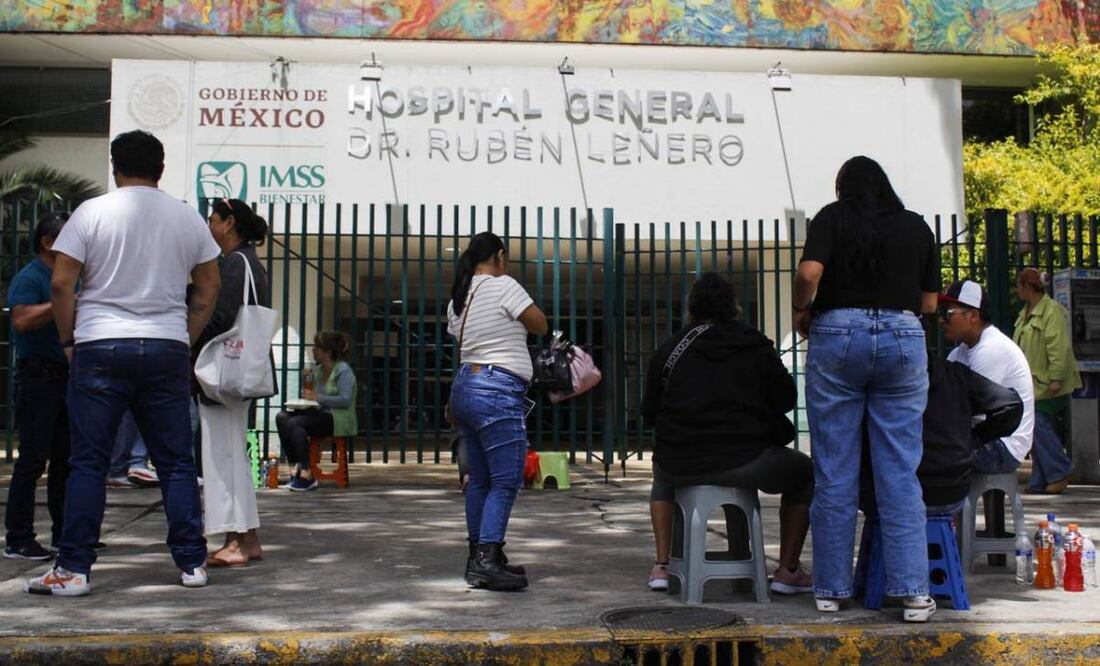Familiares de explosión de pipa de gas en Iztapalapa aguardan afuera del Hospital Doctor Rubén Leñero. Foto: archivo Fernanda Zamora/EL UNIVERSAL