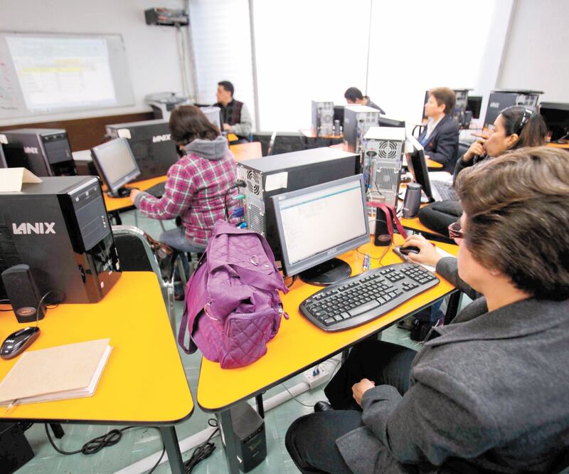 Al menos 3% de los consultados por OCC mencionó como opción estudiar en línea. ARCHIVO EL UNIVERSAL