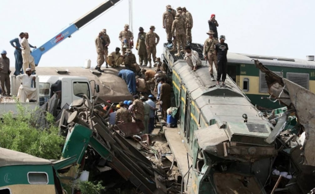 Aumenta a 40 cifra de muertos tras choque de trenes en Paquistán