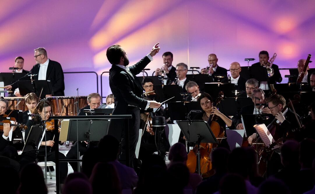 Miembros de la orquesta sinfónica de Viena interpretan el vals "El Danubio azul" mientras se transmite al espacio exterior hacia la sonda Voyager 1, en Viena. Foto: AP