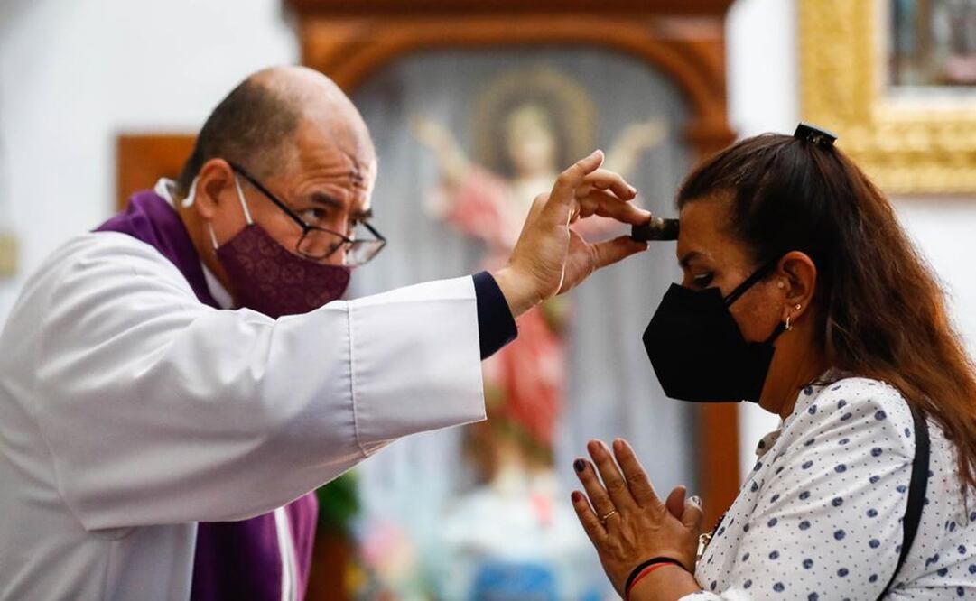 A diferencia del año pasado, la ceniza en la Catedral Metropolitana es colocada arriba de la frente, sin contacto con el creyente. Foto: Diego Simon / EL UNIVERSAL