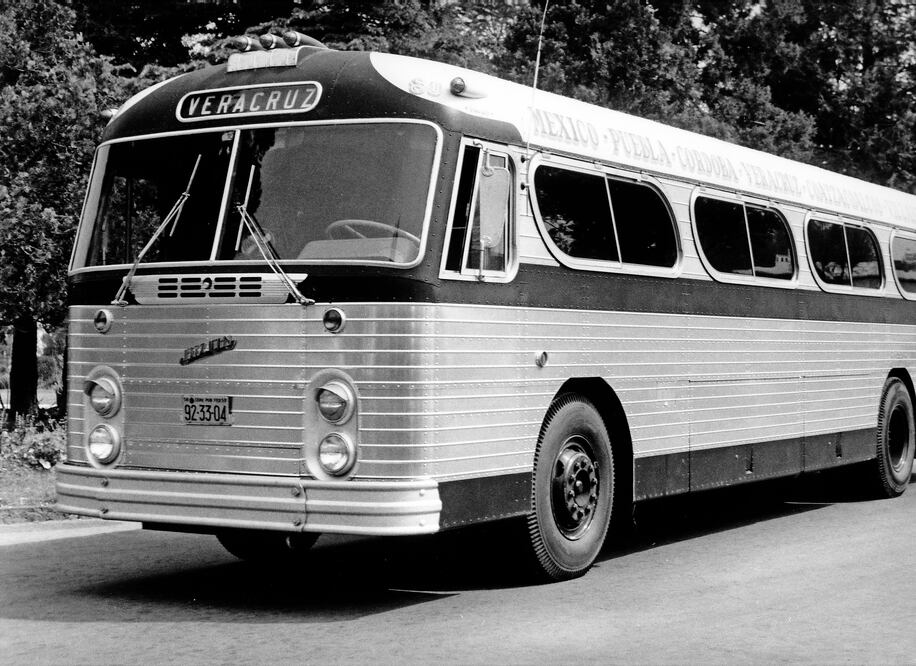 En los primeros años de la industria del transporte los conductores tenían que hacerla de guardaequipaje, de guía de turistas y de mecánicos. Si un autobús sufría alguna avería, el conductor trataba de repararla e incluso los pasajeros ayudaban (CORTESÍA)