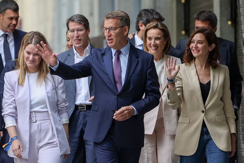 El líder del Partido Popular (PP), Alberto Núñez Feijoo (centro), llega con la presidenta regional de Madrid, Isabel Díaz Ayuso, y otros miembros del partido para reunirse con los líderes locales del PP, en la sede del partido en Madrid el 30 de mayo de 2023, dos días después de las elecciones municipales y autonómicas celebradas en España. Foto: AFP