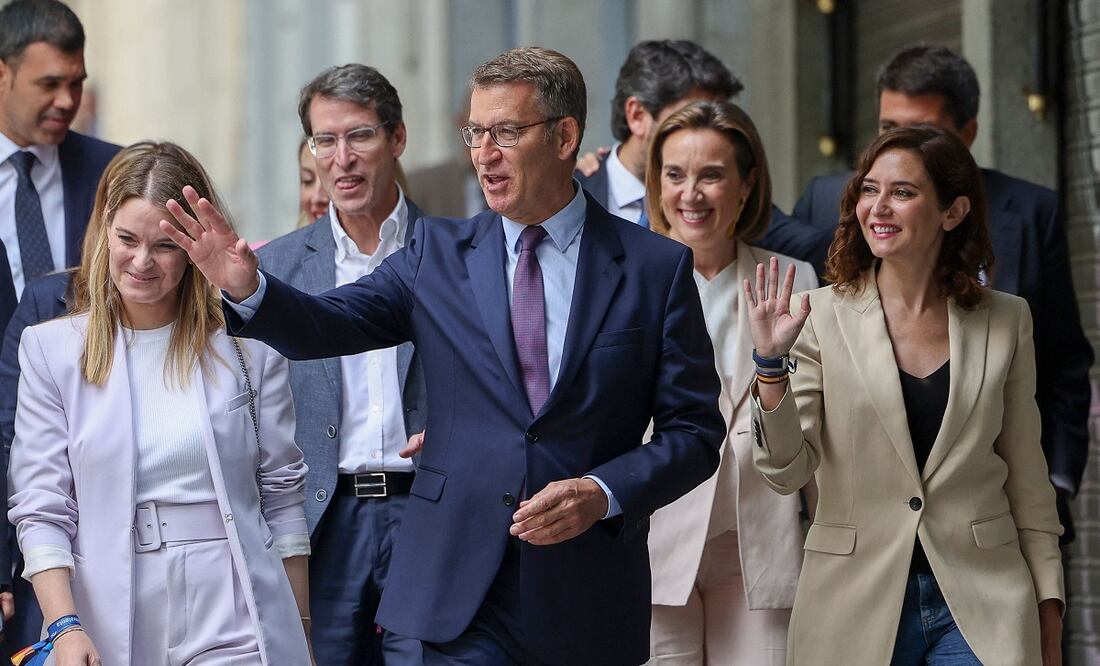 El líder del Partido Popular (PP), Alberto Núñez Feijoo (centro), llega con la presidenta regional de Madrid, Isabel Díaz Ayuso, y otros miembros del partido para reunirse con los líderes locales del PP, en la sede del partido en Madrid el 30 de mayo de 2023, dos días después de las elecciones municipales y autonómicas celebradas en España. Foto: AFP