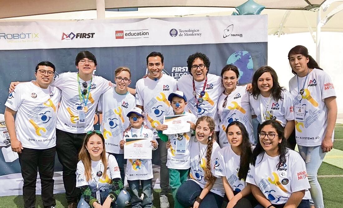 Niños con cáncer arman robots