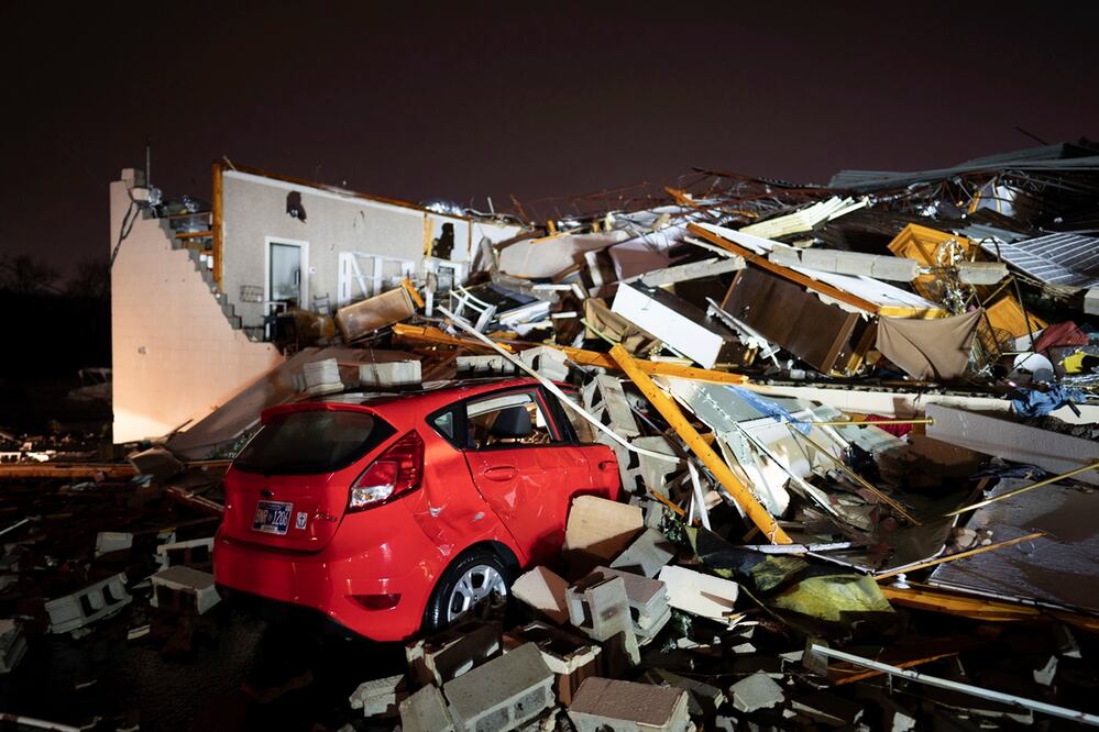 Un automóvil queda enterrado bajo los escombros en Main Street después de que un tornado azotara Hendersonville, Tennessee, el sábado 9 de diciembre de 2023. Foto: AP
