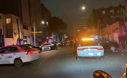 Sujeto mata a balazos a una mujer y huye en moto en CDMX