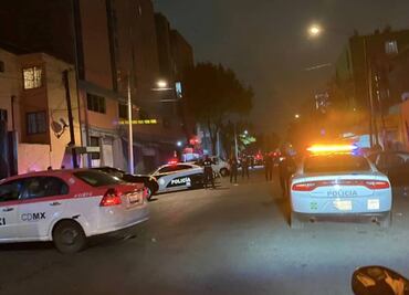 Sujeto mata a balazos a una mujer y huye en moto en CDMX