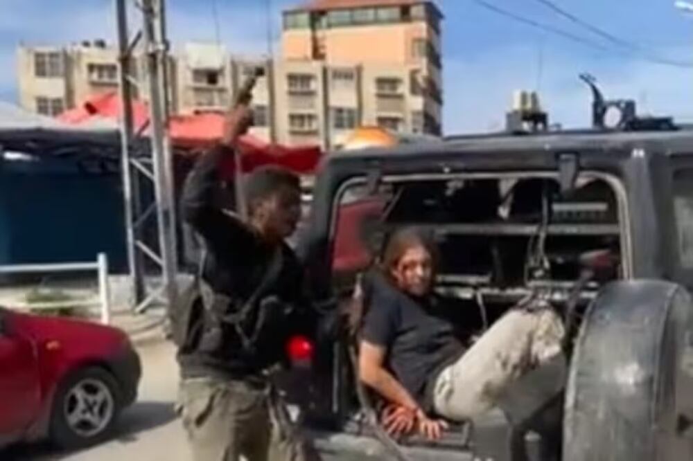 El momento en que Hamas muestra a una mujer secuestrada. Foto: tomada de video