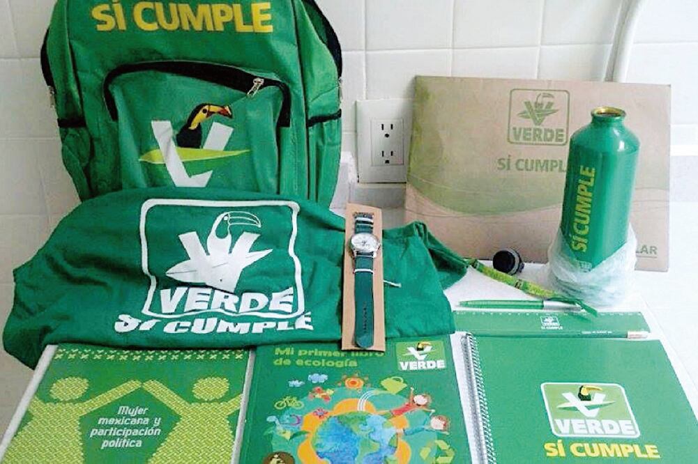 La entrega de útiles escolares con el logo del Partido Verde Ecologista de México también fue reprobado por el tribunal (ARCHIVO. EL UNIVERSAL)
