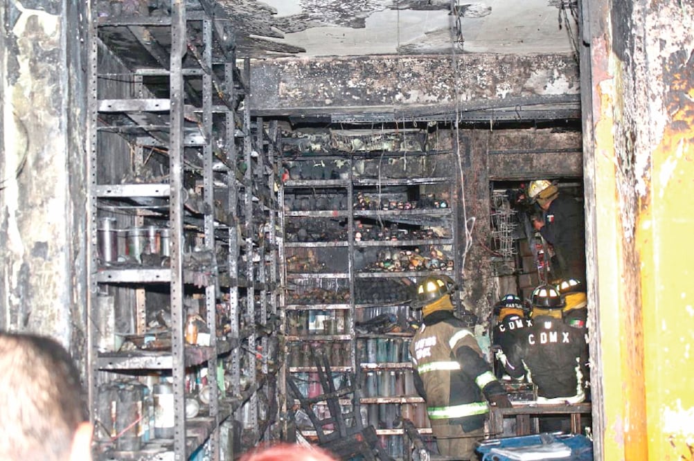 De acuerdo con los primeros reportes policiacos, los bomberos de la Ciudad fueron notificados ayer, alrededor de las 18:45 horas, sobre el fuego que consumía un local donde se fabricaban y vendían productos de parafina. (ALAN RODRÍGUEZ. EL UNIVERSAL)